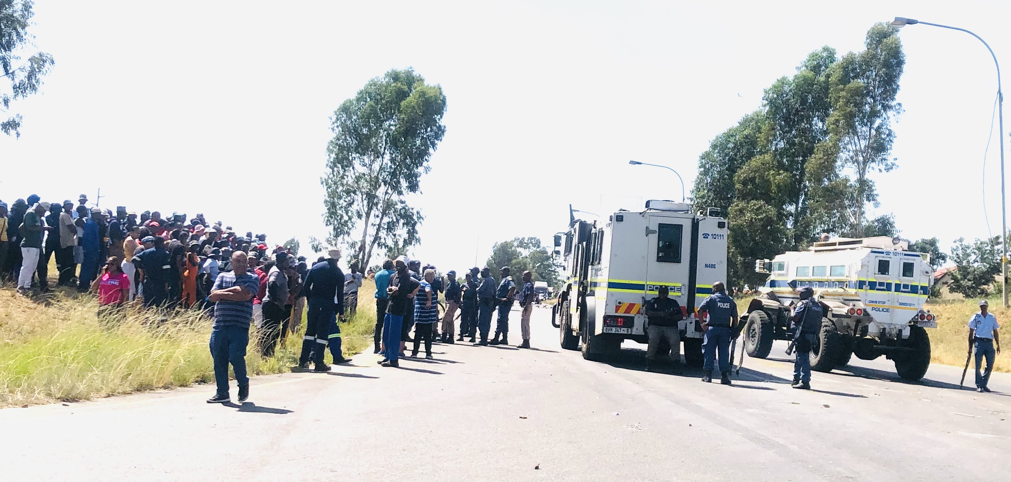 Nigel homeowners take to the streets over water outage