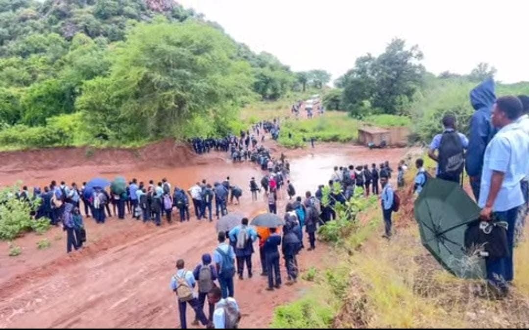 Learners risk lives crossing flooded river in Ha-Mutale