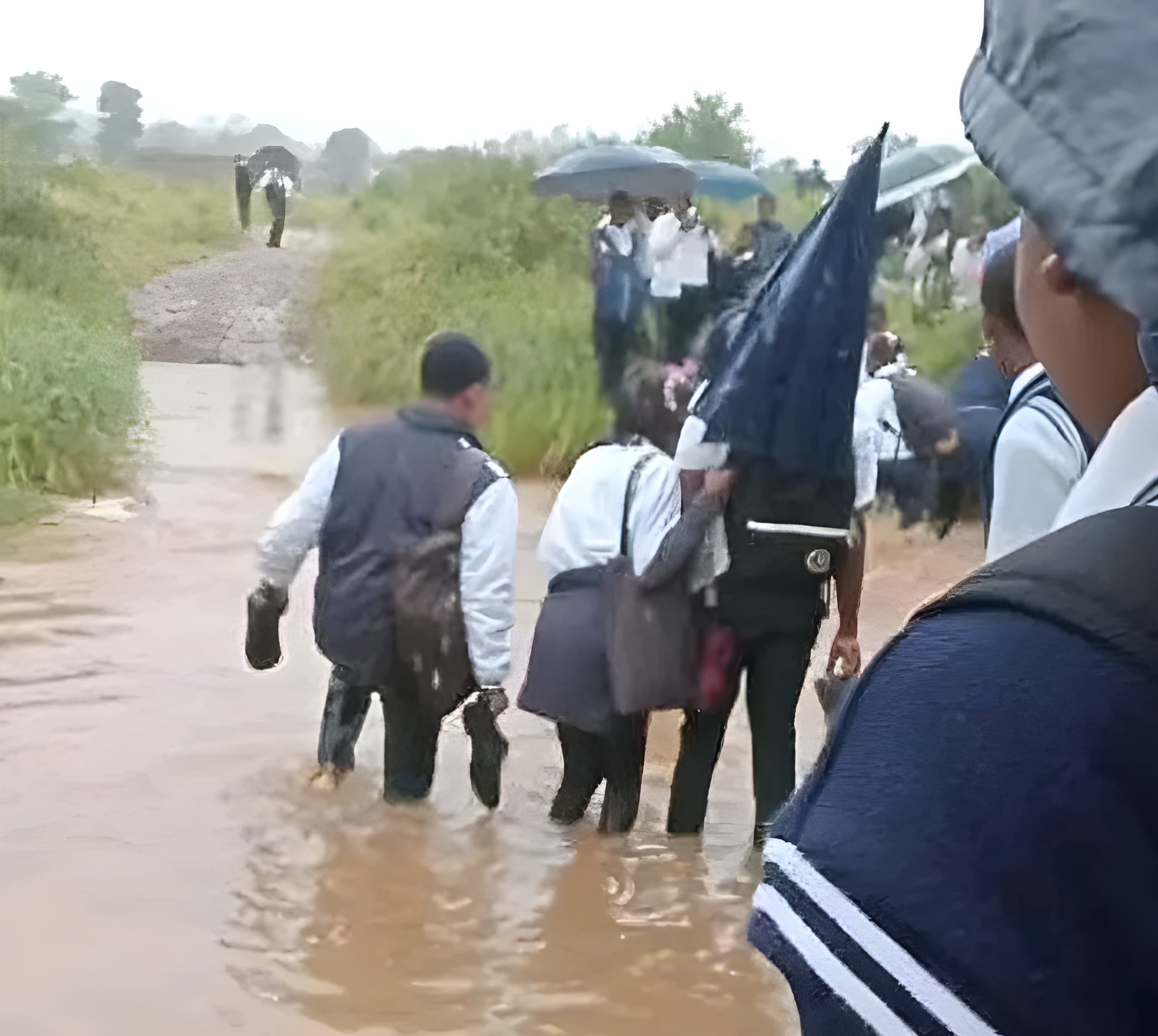 Learners cross flooded river to get to school in Gandlanani