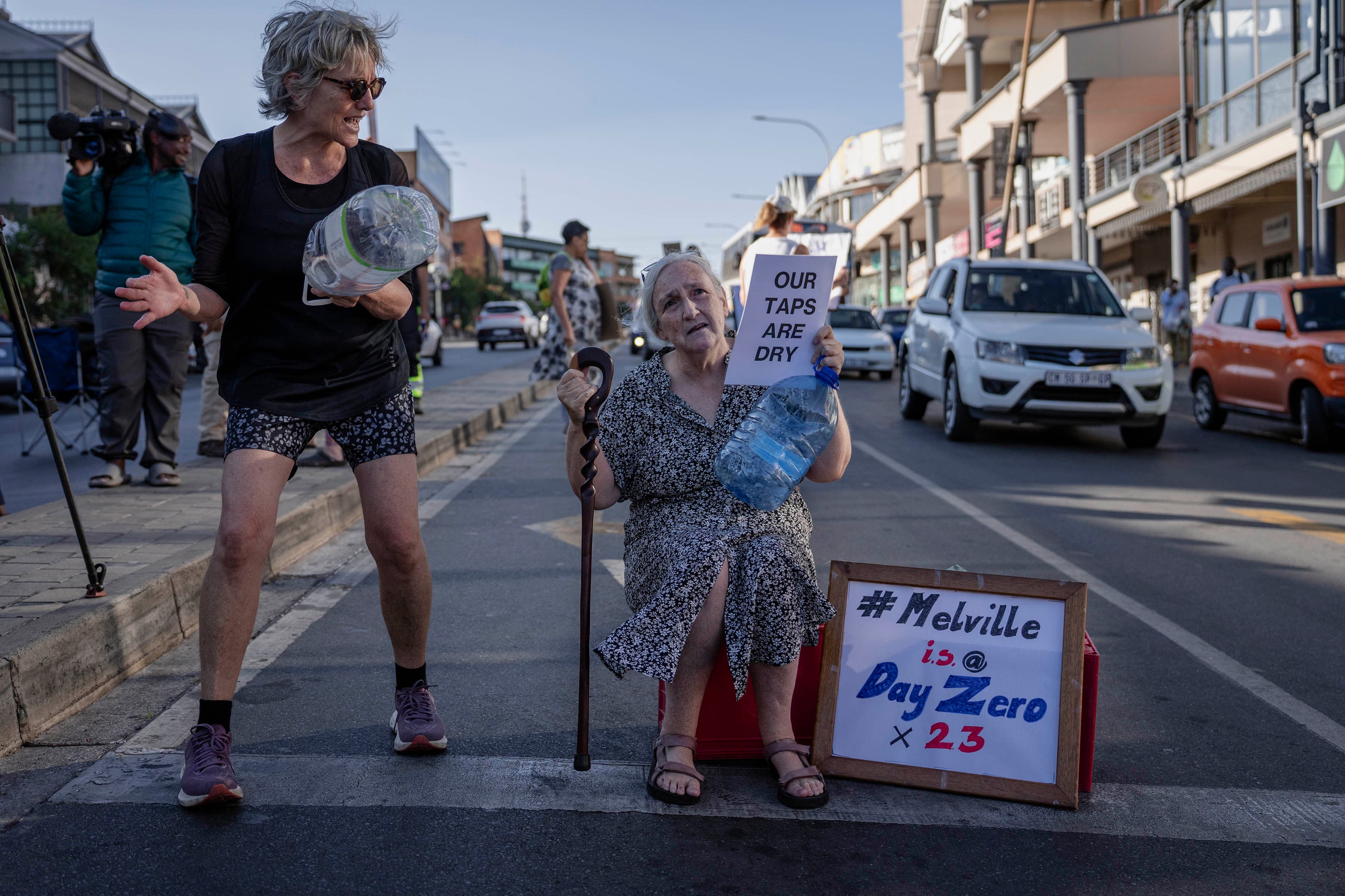 “Smell me! I haven’t had water for 24 days” protester tells Joburg mayor